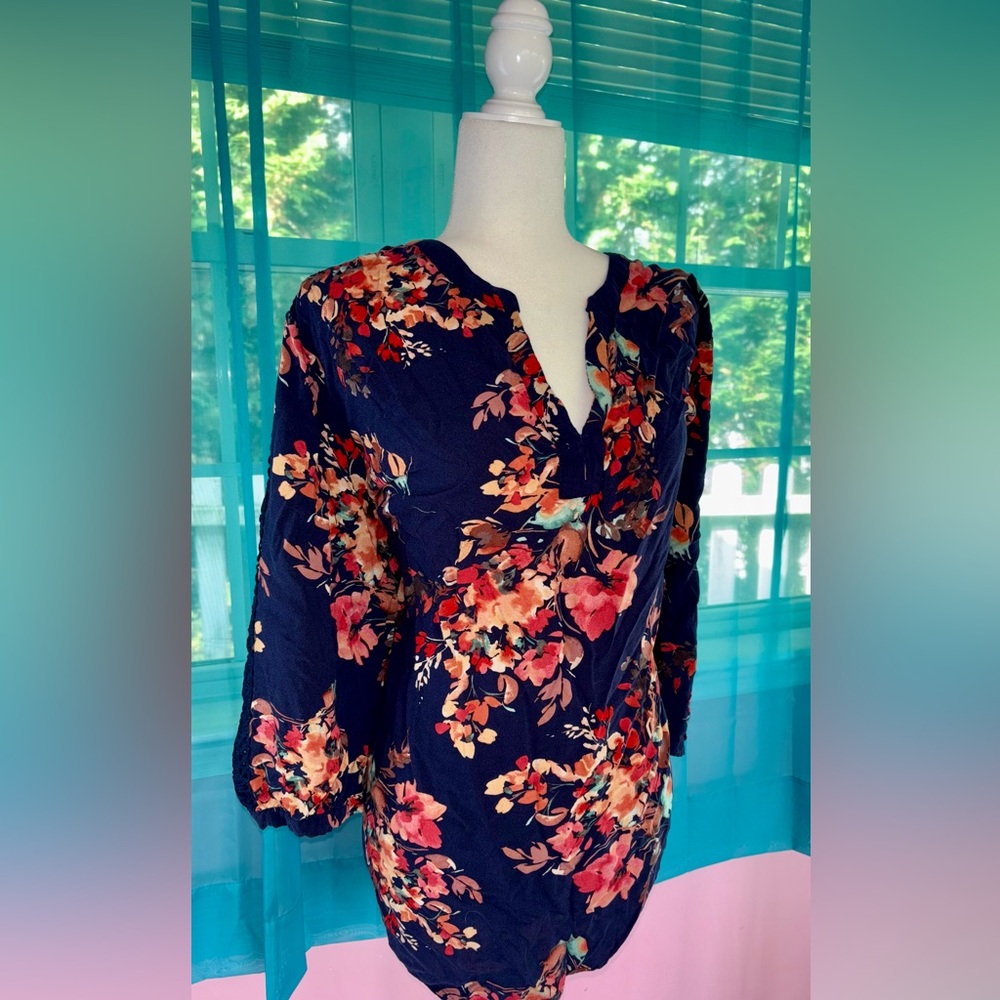 torrid Navy Fall Floral Print Blouse Size 4 plus V-Neck Orange Green Red - Picture 2 of 5
